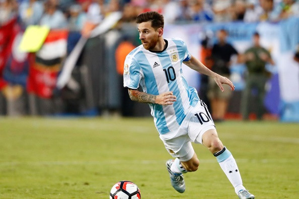 Trong một ngày Argentina tiếp tục chơi vật vờ, kém cỏi, siêu sao Barca làm thế giới vỡ òa với cú hat-trick vào lưới đối phương. Không chỉ lội ngược dòng thành công trước Ecuador, Leo còn cứu rỗi cả Albiceleste và niềm kiêu hãnh của cả một dân tộc.