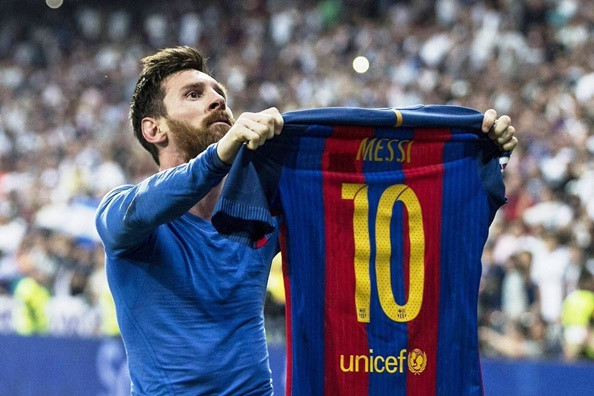 2. Real Madrid 2 vs 3 Barcelona (La Liga 2016/2017 - 24/4/2017 ): Barcelona bước vào trận siêu kinh điển lượt về với tâm thế là đội bóng cửa dưới sau khi bị loại bẽ bàng khỏi Champions League. Một thất bại hay hòa trên sân Bernabeu đồng nghĩa "Blaugrana" giương cờ trắng trong cuộc đua danh hiệu La Liga.