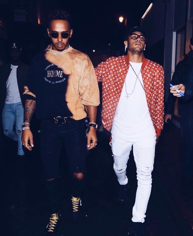 Khoác vai Lewis Hamilton đi đập phá ở London.