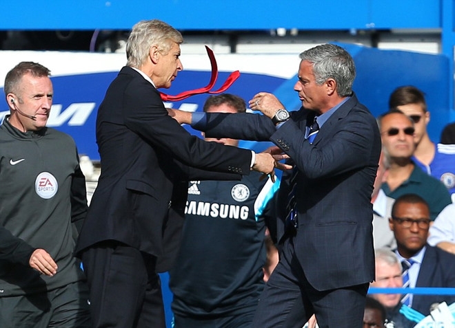 HLV Wenger thể hiện sự đồng cảm với "kẻ địch" Mourinho.