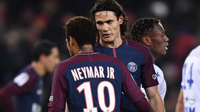 Neymar liên tục xảy ra mâu thuẫn với Cavani.