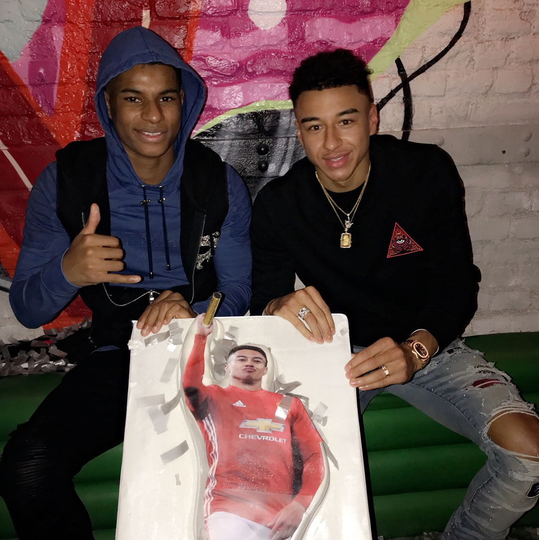 Sinh nhật từ hôm 15/12 nhưng phải đến hôm qua (17/12), Jesse Lingard mới có thể tổ chức bữa tiệc mừng ấm cúng cùng Marcus Rashford. Không có cầu thủ Man Utd nào nhận được thiệp mời của Lingard, thậm chí là cả cậu bạn thân Paul Pogba.