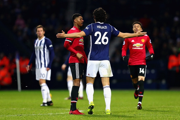 Jesse Lingard là người xuất hiện đầu tiên để bảo vệ cậu em trai kém 5 tuổi.