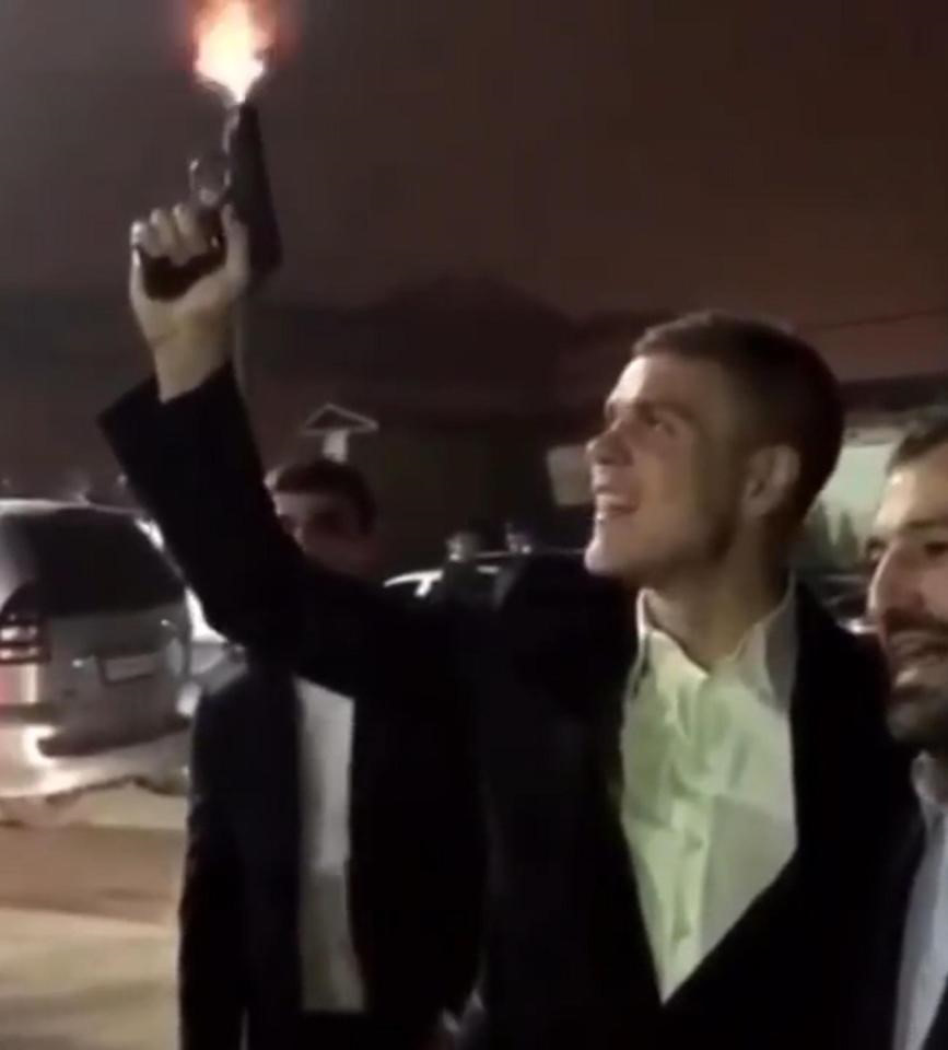 Aleksandr Kokorin, 26 tuổi, chân sút có hạng người Nga đang thi đấu cho CLB Zenit bị ghi lại cảnh bắn 2 phát súng chỉ thiên mừng đám cưới đồng nghiệp Alan Chochiyev, bên ngoài một nhà hàng ở Nam Ossetia. Đoạn video được đăng trên Instagram nhưng nhanh chóng bị xoá đi.