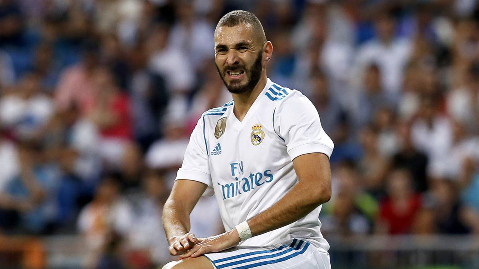 Ở El Clasico tại La Liga lượt đi mùa này, Benzema bỏ lỡ cơ hội khi đánh đầu đưa bóng trúng cột khung thành Barca. Sau khi Real phải chơi thiếu người do Carvajal nhận thẻ đỏ, huấn luyện viên Zidane rút Benzema khỏi sân, thay thế bằng Nacho. Năm 2017, nhiều người hâm mộ hoàn toàn bất ngờ khi anh vẫn lọt danh sách đề cử Quả bóng vàng và xếp vị trí thứ 25.