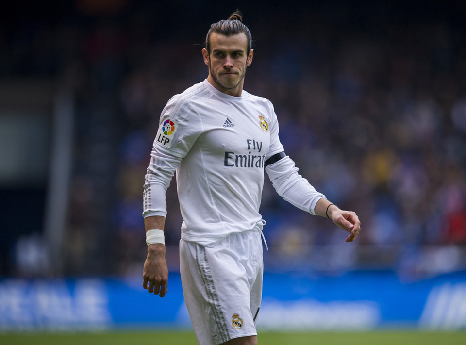 Chuyển đến Real Madrid với giá 100 triệu euro năm 2013, Bale có phong độ tốt nhất là mùa giải đầu tiên. Anh ghi những bàn thắng quan trọng, góp phần giúp “Los Blancos” đoạt cú đúp danh hiệu gồm cúp nhà vua Tây Ban Nha và Champions League. Mùa này, Gareth Bale hiện chịu áp lực lớn khi thể hiện phong độ thất vọng với 4 bàn sau 13 trận ở mọi giải đấu.