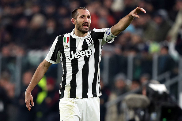 Hậu vệ Giorgio Chiellini (Juventus): Năm nay đã 33 tuổi nhưng Chiellini cho biết anh vẫn muốn thử sức ở những giải đấu khác trước khi giải nghệ. Giải nhà nghề Mỹ MLS là một trong những bến đỗ tiềm năng của lão tướng người Italy trong trường hợp anh chia tay Juventus vào hè năm tới.