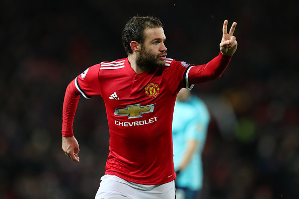 Chạy cánh Juan Mata (Manchester United): Thường xuyên tỏa sáng mỗi khi được trao cơ hội, gần nhất là cú đúp vào lưới Leicester nhưng tương lai của Mata vẫn bị đặt dấu hỏi. Mourinho gần như không muốn giữ chân anh để đón một cầu thủ chạy cánh chất lượng hơn trong những kỳ chuyển nhượng sắp tới.