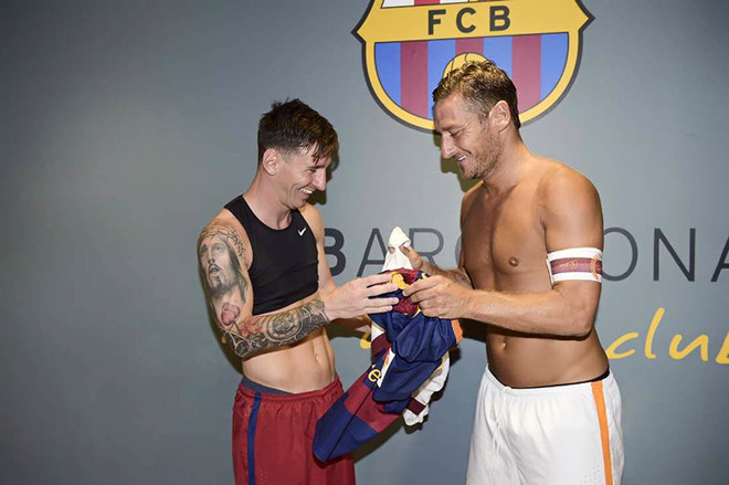 Messi và Totti đổi áo sau trận đấu ở vòng bảng Champions League 2015/16.
