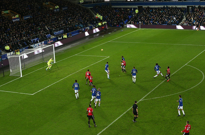 Bàn thắng từ ngoài vòng cấm của Martial trước Everton cho thấy MU thiếu trung phong quấy nhiễu hàng thủ trong vòng cấm.
