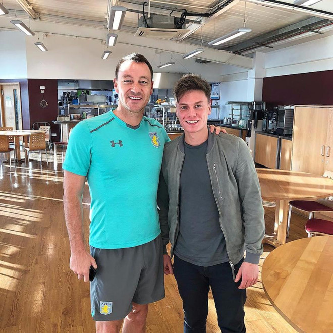 John Terry và đầu bếp Jonny Marsh, người lên lịch các bữa ăn cho ngôi sao khoác áo Aston Villa.