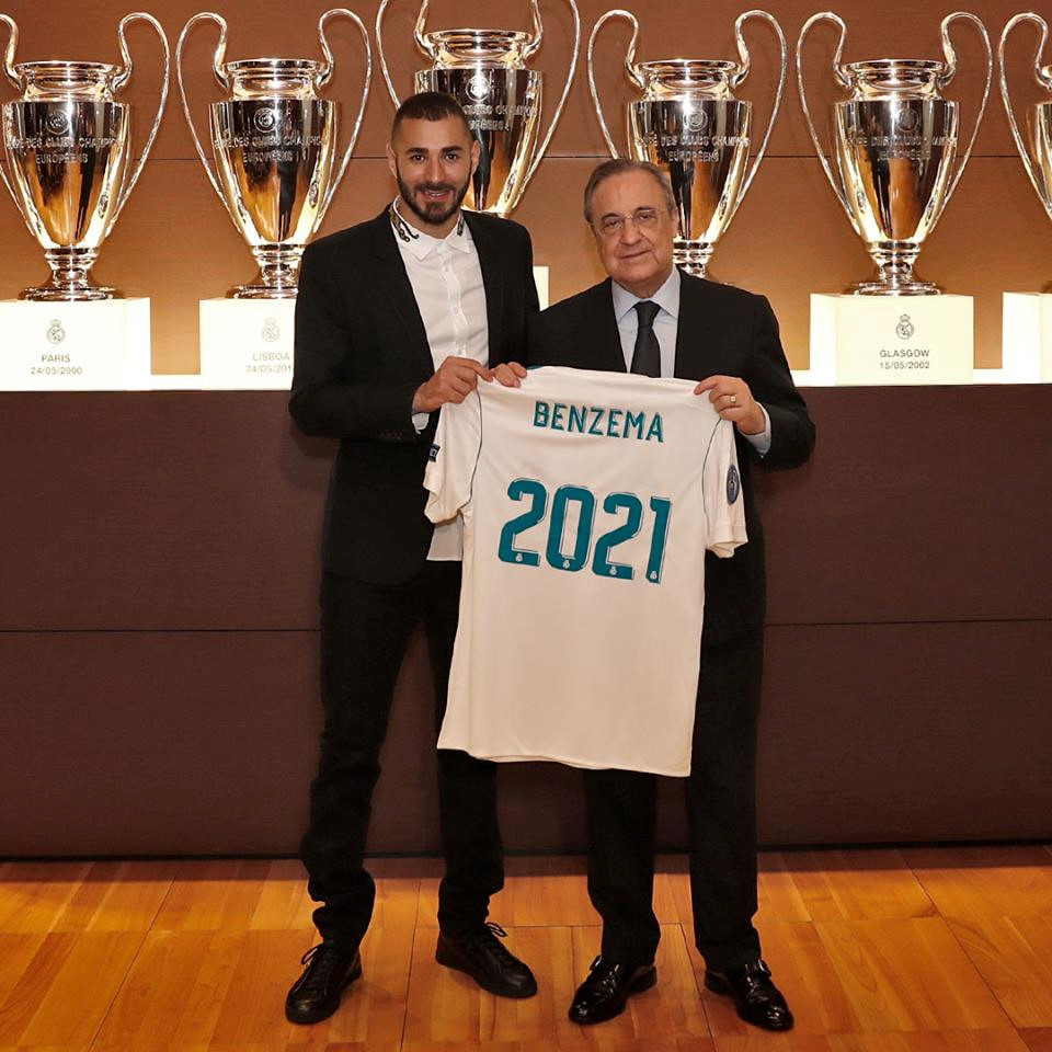 2. Karim Benzema (Real Madrid - 996 triệu euro): Vừa ký hợp đồng đến năm 2021 với Real, chân sút người Pháp đã khiến người hâm mộ thất vọng bằng màn trình diễn tệ hại tại La Liga mùa này. Benzema mới chỉ có 2 bàn thắng sau 12 lần ra sân và khiến Real bị kình địch Barca bỏ cách đến 17 điểm.
