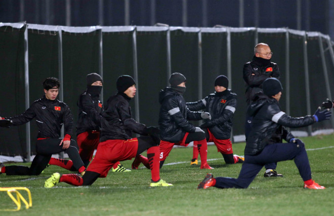 U23 Việt Nam phải tập luyện, thi đấu trên mặt sân khô cứng, thời tiết lạnh buốt. Ảnh: Tuấn Hữu.