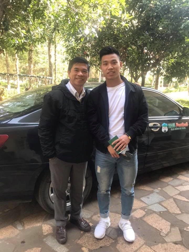 Sáng nay 7/2, các tuyển thủ U23 thuộc biên chế HAGL đã về hội quân với CLB. Trong ảnh, hậu vệ Vũ Văn Thanh tươi cười đứng bên ông Huỳnh Mau, giám đốc điều hành CLB. Ảnh: GĐĐH Huỳnh Mau.