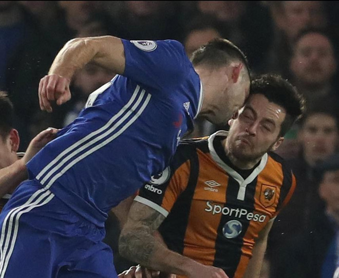 Ryan Mason va chạm mạnh với Gary Cahill hồi tháng một năm 2017.