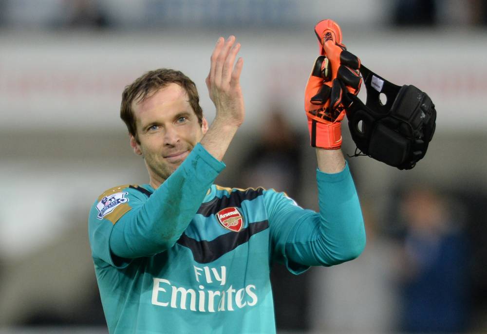 Cech đoạt danh hiệu Găng tay vàng ngay mùa giải đầu tiên khoác áo Arsenal.