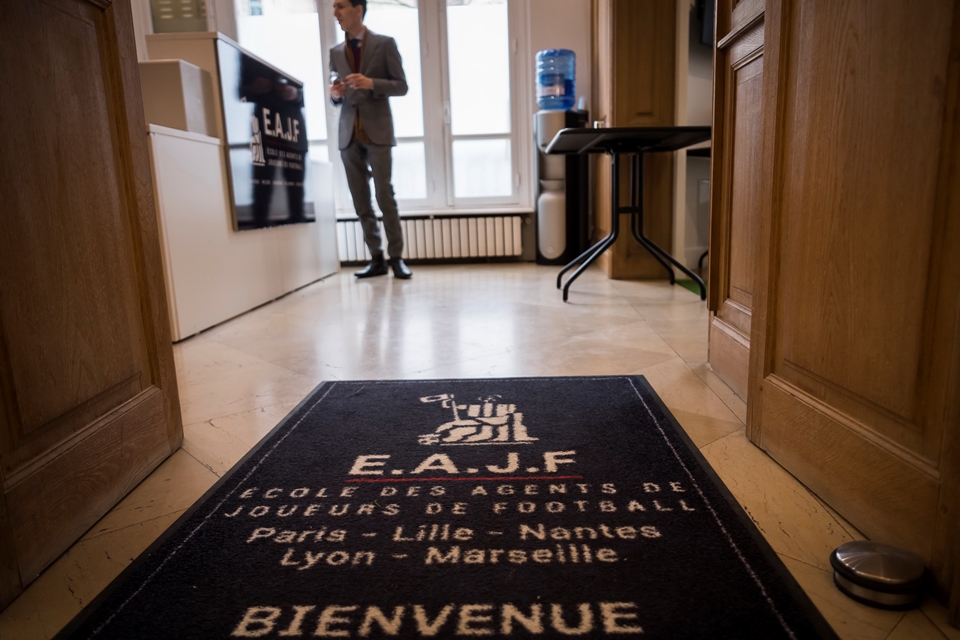 Trường đào tạo người đại diện cầu thủ ở Pháp có tên EAJF, học viên là các cựu cầu thủ, luật sư, doanh nhân,...