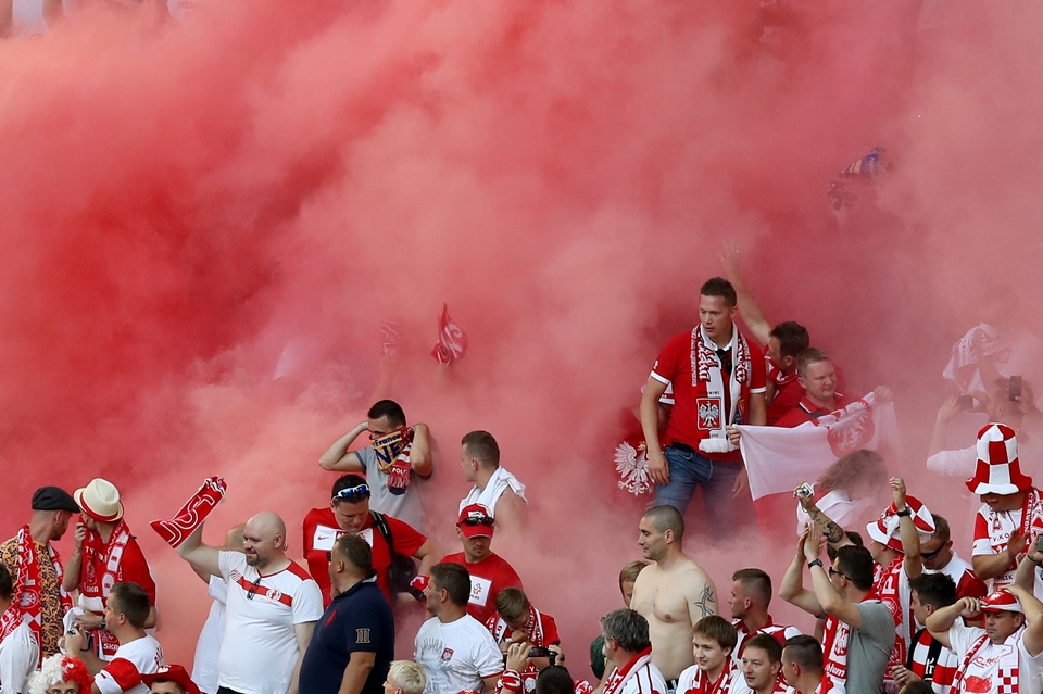 Cổ động viên Ba Lan đốt pháo sáng trong trận đấu với Ukraine tại vòng đấu bảng Euro 2016 trên sân Velodrome tại Marseille, Pháp.