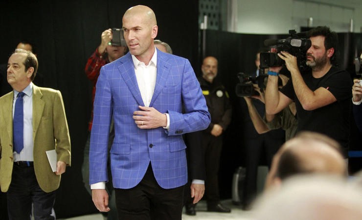 Ngày Zizou ra mắt Real Madrid, cũng là ngày thế giới bóng đá được biết đến một “Nhà ngoại giao” đại tài.