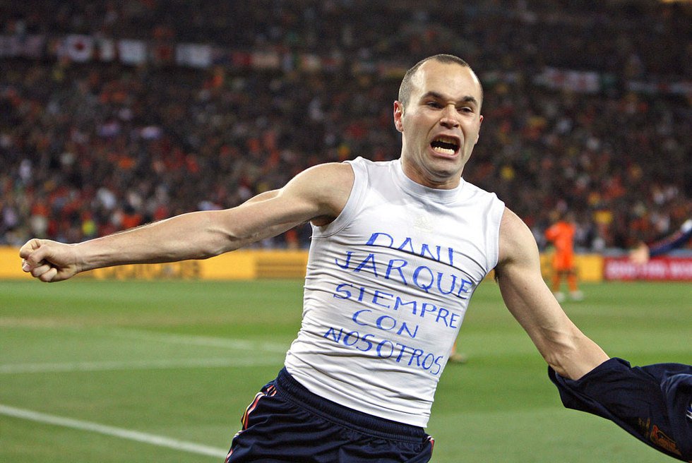 Thông điệp Iniesta gửi gắm cho người bạn thân quá cố sau khi ghi bàn thắng quan trọng trong trận chung kết World Cup 2010.