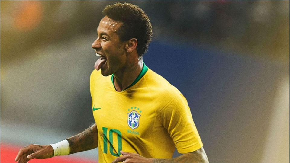 8. Brazil: Áo đấu của tuyển Brazil tại World Cup 2014 bị chê khá nhiều vì thiếu nam tính. Rút kinh nghiệm, hãng sản xuất thay đổi cổ áo theo phong cách mạnh mẽ. Áo đấu mới nhất của "Selecao" lấy cảm hứng từ World Cup 1970.
