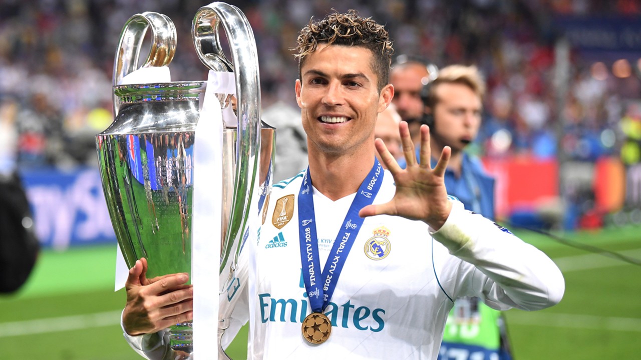 Cristiano Ronaldo lấp lửng tương lai sau khi cùng Real Madrid chinh phục chức vô địch Champions League lần thứ ba liên tiếp.