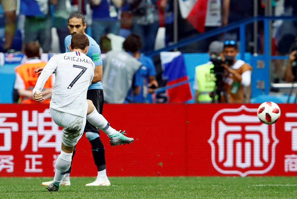 Không ăn mừng bàn thắng may mắn, Griezmann được CĐV Uruguay khen ngợi - Bóng Đá