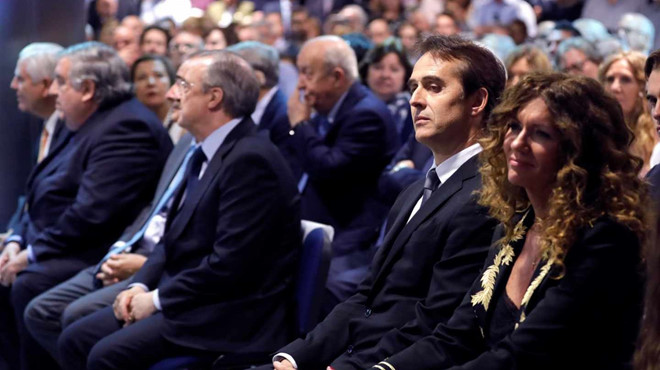 Hai người đứng đầu Real đang không nhìn về một phía.