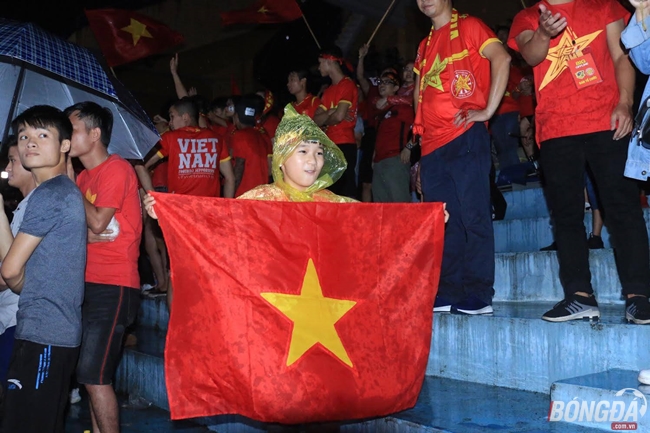 Fan Việt đổ ra đường cổ cũ cho U23 Việt Nam đấu Syria - Bóng Đá