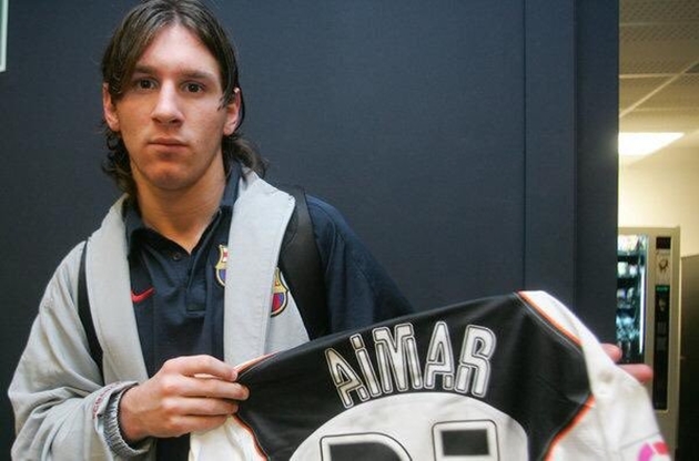Messi và chiếc áo của thần tượng Aimar.