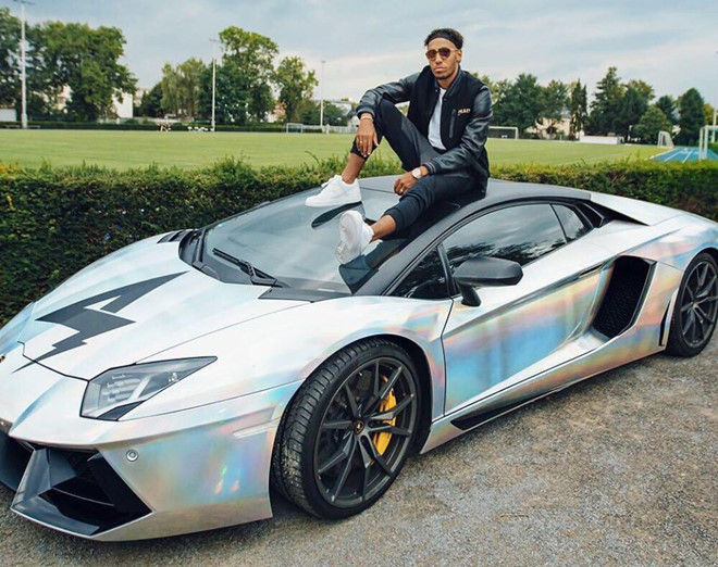 Ngôi sao của Arsenal bên siêu xe trị giá 270.000 bảng.