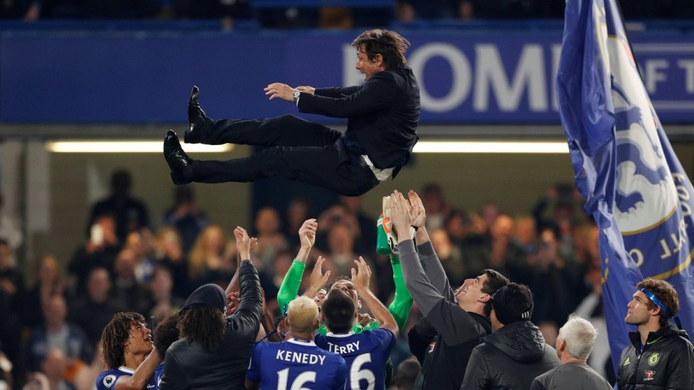 Conte được các cầu thủ tung hô sau khi giúp Chelsea vô địch Premier League mùa 2016-17.