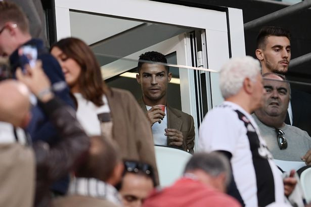 Ronaldo xuất hiện trên khán đài trong trận đấu Juventus đối đầu Young Boys.