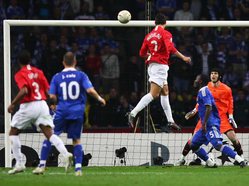Ghi bàn ở chung kết Champions League (22/5/2008): 2007-08 là mùa giải Ronaldo đạt đến đỉnh cao sự nghiệp dù anh chỉ mới 23 tuổi. Sau khi lên ngôi đầy thuyết phục ở Premier League, MU góp mặt ở trận chung kết Champions League cùng Chelsea. Giữa bối cảnh MU bị “The blues” áp đảo, Ronaldo bất ngờ ghi bàn mở tỷ số ở phút 26. Tình huống này, ngôi sao người Bồ Đào Nha bật cao đánh đầu từ quả tạt “như đặt” của Wes Brown. Đáng tiếc cho cá nhân Ronaldo khi MU bị Chelsea gỡ hòa ở phút 45 và trận đấu phải kéo dài đến hiệp phụ.