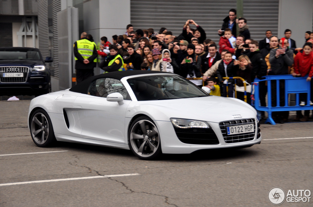 5. Audi R8 (150.000 USD (3,5 tỷ đồng)): Siêu xe màu trắng tinh khôi được đưa về garage của Ronaldo vào năm 2013. Đây chính là món quà nhà tài trợ Audi dành riêng cho tiền đạo số một của Real Madrid làm phương tiện đi lại.