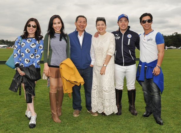 Voramas (thứ hai từ trái sang) bên cạnh bố mẹ và các anh chị em. Ảnh: GlosPics.