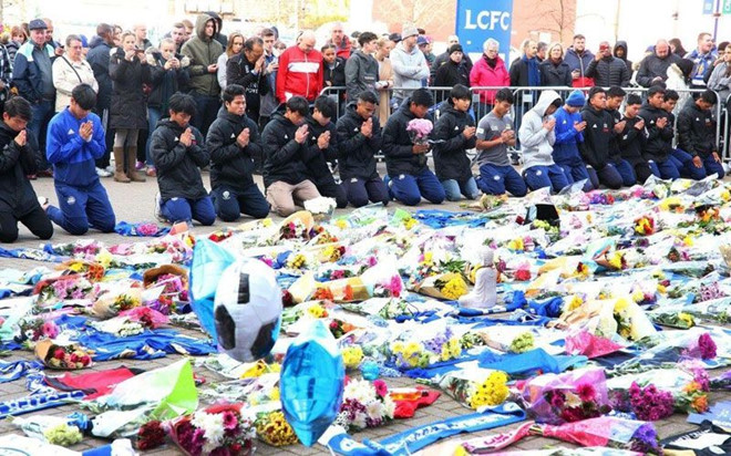 Dàn cầu thủ trẻ Thái Lan tập luyện ở Leicester tưởng nhớ vị Chủ tịch đội bóng.