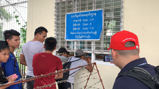 CĐV Myanmar khá trật tự khi mua vé xem trận đội nhà đấu Việt Nam vào tối 20-11 tới.