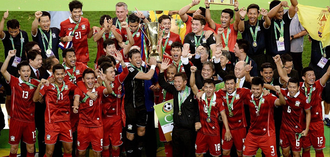 Các cầu thủ Thái Lan thua Malaysia trên sân Bukit Jalil nhưng vẫn vô địch AFF Cup năm 2014.