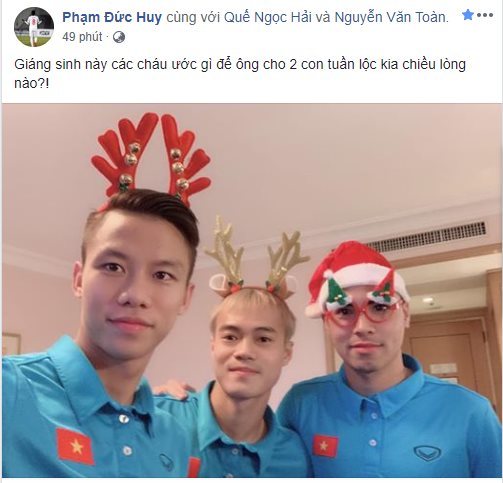Tiền vệ Phạm Đức Huy cũng chia sẻ khoảnh khắc selfie cùng đồng đội với dòng status vui vẻ: "Giáng sinh này, các cháu ước gì để ông cho 2 con tuần lộc kia chiều lòng nào?"