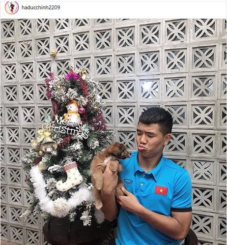 Tiền đạo Hà Đức Chinh khoe khoảnh khắc làm mặt xấu trước cún cưng.