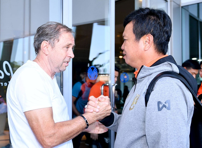HLV Rajevac bắt tay trợ lý Yodyardthai.