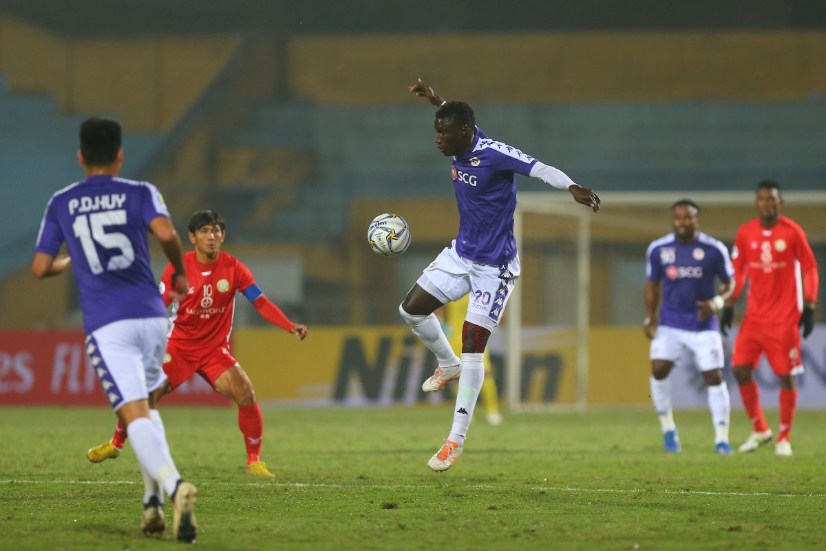 Naga World (áo đỏ) nhận trận thua đậm nhất lịch sử AFC Cup ngay ngày ra quân.
