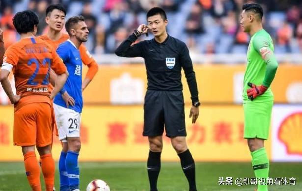 Ông Fu Ming đưa ra những quyết định gây tranh cãi tại vòng 2 Super League. Ảnh: Sina.