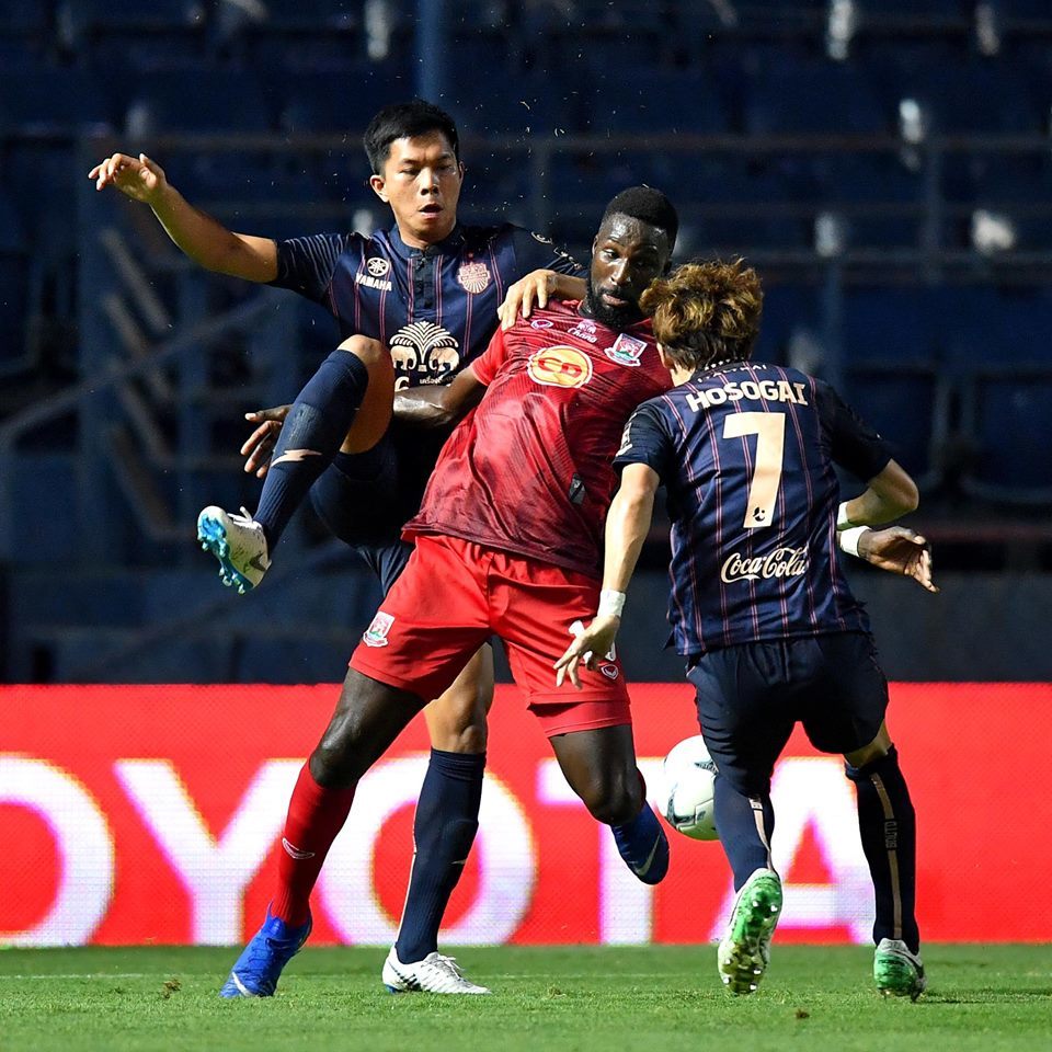 Buriram United đá rất tối, Xuân Trường vẫn không có cơ hội vào sân.