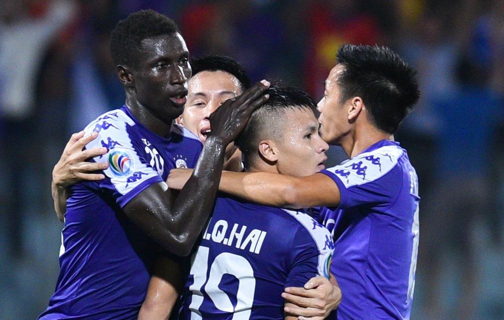 Hà Nội chỉ có chiến thắng sát nút 3-2 dù Quang Hải tỏa sáng rực rỡ.