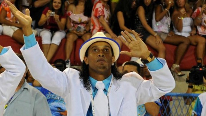 Ronaldinho thường xuyên sử dụng máy bay riêng chỉ để kịp bay về dự các bữa tiệc hoành tráng ở quê nhà Brazil. Ảnh: Globo.