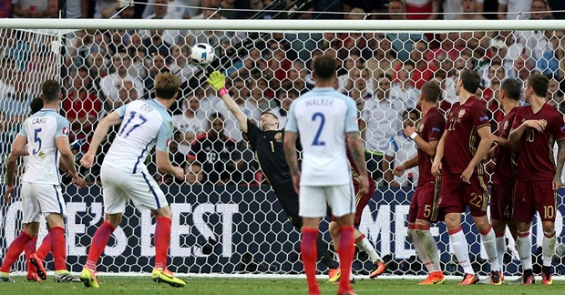 Eric Dier đưa tuyển Anh vượt lên dẫn trước với cú sút phạt đẹp mắt. Ảnh: Internet.