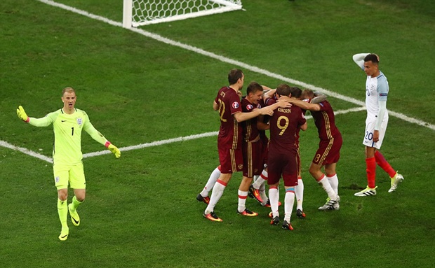 Joe Hart phản ứng với trọng tài vì cho rằng Berezutski đã rơi vào thế việt vị. Ảnh: Internet.