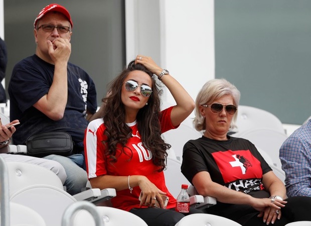 Trong khi đó, một WAGs khá nổi của Thụy Sĩ là, Leonita Lekaj, cô bạn gái của tiền vệ Granit Xhaka (Thụy Sĩ), lẻ loi giữa khán đài. Ảnh: Internet.